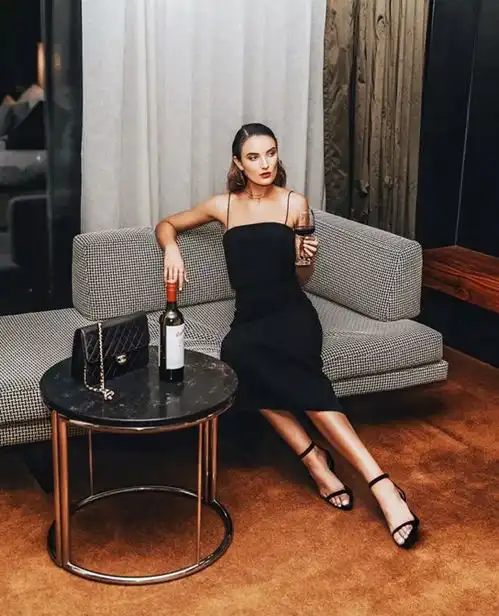 没有一条真丝吊带裙的夏天是不完整的
