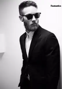 有个戴着眼镜穿着黑西装有胡子的欧美大叔头像谁有这个原图感谢大神
