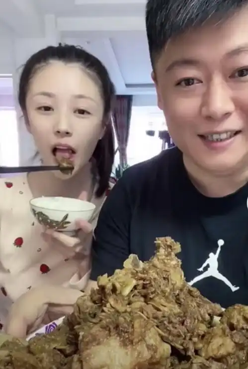 谢永强为小12岁娇妻下厨,夫妻同框似父女,头比老婆大两倍
