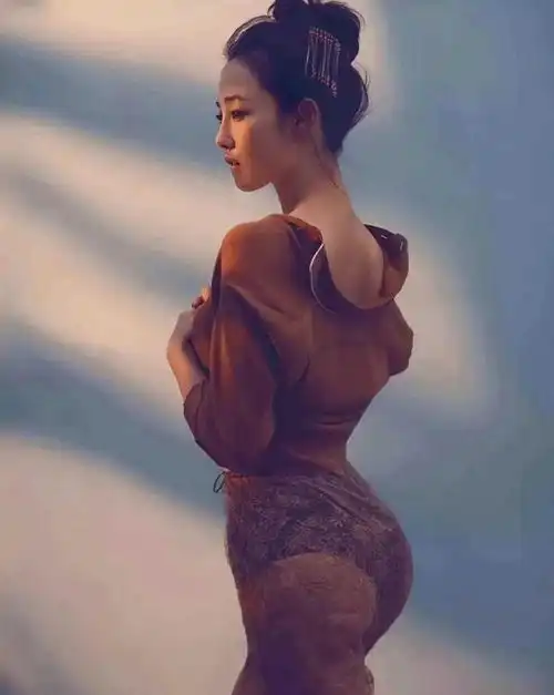 白百何惊艳复出,豆腐腿嫩滑吸睛,一指禅往事随风去
