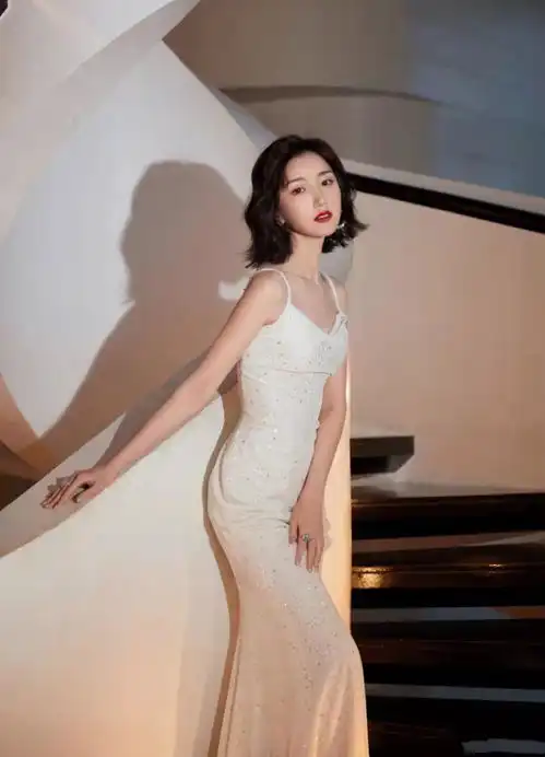 毛晓彤这才叫真嫩穿jk制服裙秒变学生妹,少女感溢出屏幕
