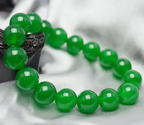 两年前,男朋友送了我一个的玉镯,那时我还不玩玉,都能感受到满满的假货气息
