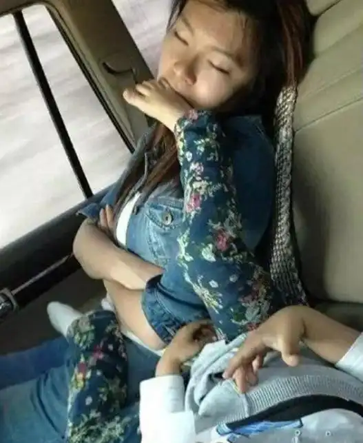 你这样做,前面的女生居然没生气,不错不错这美女脾气好
