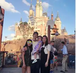 贾静雯带娃游迪士尼12岁梧桐妹快和妈妈一样高
