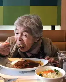 哈皮涛涛89岁戏精奶奶爆红靠碰瓷吸粉12万,太可爱啦
