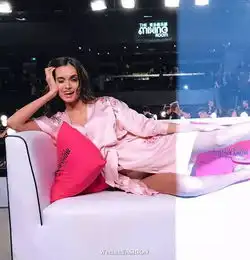 超模还在关注奚梦瑶摔倒我却被扶她的小模特圈粉
