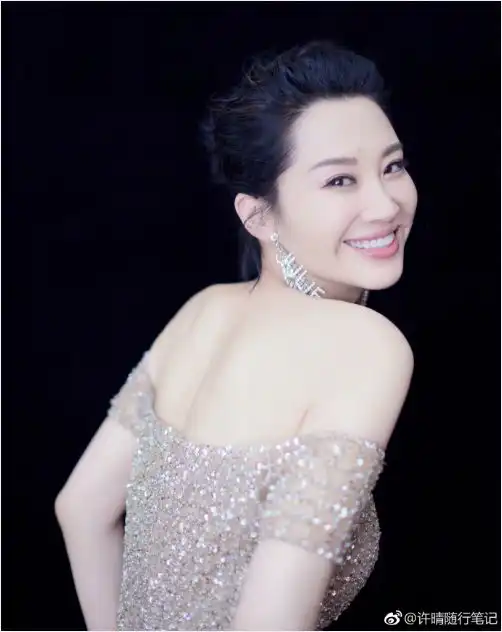 一颦一笑间,许晴展示了她的风情万种,不仅有少女心还有少女颜
