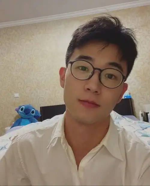 文质彬彬的奶狗系大男孩,好可爱
