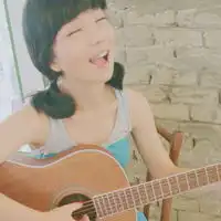 求一张图,一个女生坐在沙发上弹吉他,背景是黄色的
