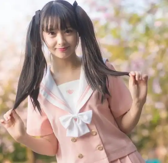 请勿穿jk去犯错,女生穿jk上班被吐槽,职场为何容不下一件校服
