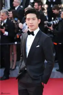 井柏然再战戛纳红毯一身黑色西装套装劲卷儒雅绅士风
