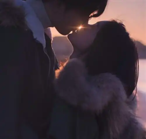 真爱你的女人,在接吻时,身体上会出现3种反应,男人要敏感
