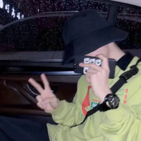 手机控潮流时尚男生头像,同时也是爱宠物的男生
