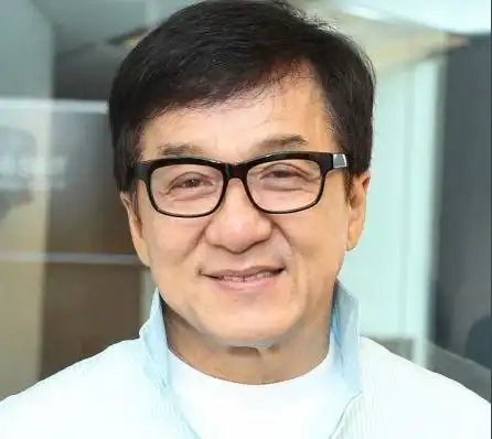 成龙被曝拍卖北京7千万豪宅,曾是房祖名住宅,对女儿却不管不顾
