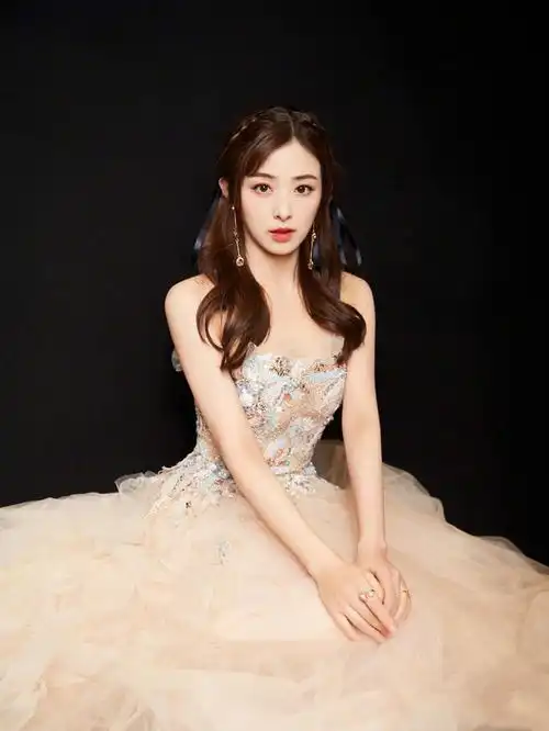 张含韵好甜穿一条香槟色抹胸长裙,优雅温婉仙气飘飘
