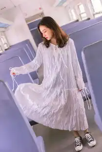 暖色系发色搭配纯白褶皱睡衣裙,清新自然
