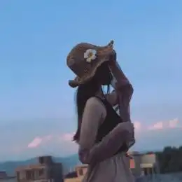 你喜欢她手里的枪吗
