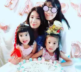 女神变老了44岁贾静雯晒照,眼周小细纹多,手上鸽子蛋真闪眼
