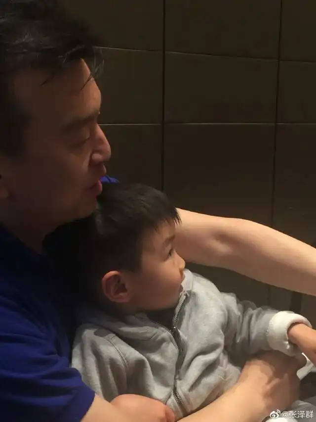 央视主持人张泽群晒与儿子合影,妻子身份成谜,曾与董卿传绯闻
