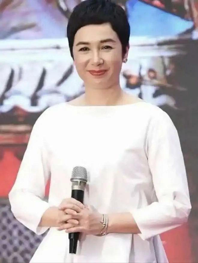 54岁的蒋雯丽老了,浓妆都遮挡不住疲惫的状态,还好有气质支撑
