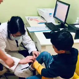 你有没有在挤满了人的儿科门诊门口痛哭过
