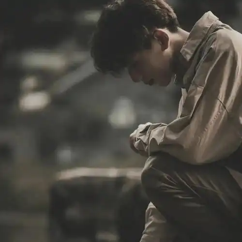 男生头像成年人的世界总在下雨
