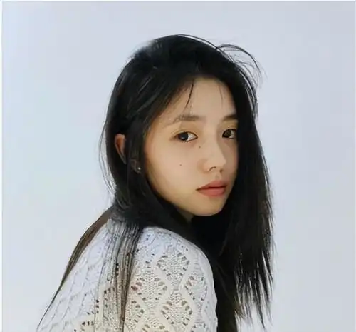 事实证明,24岁的刘浩存,早已走上谋女郎的另一条大道
