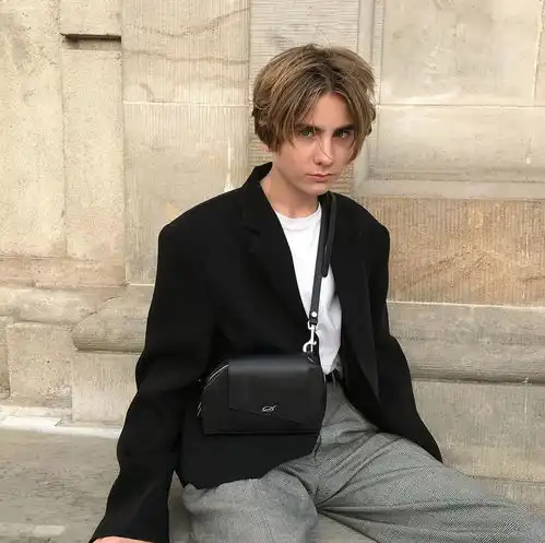 郭富城头羊毛卷是男生最帅的发型
