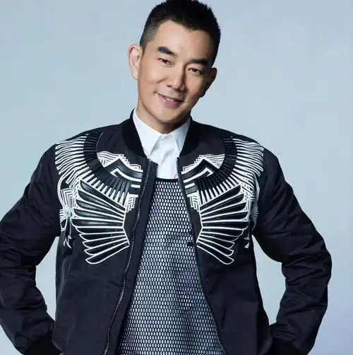 任贤齐送女赴美留学,与妻同框如同母子,18岁女儿颜值似母亲
