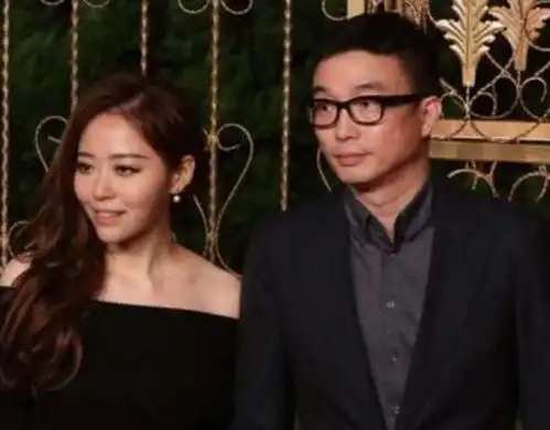 张靓颖被小奶狗男友环抱,大对方5岁素颜无压力,貌似已同居
