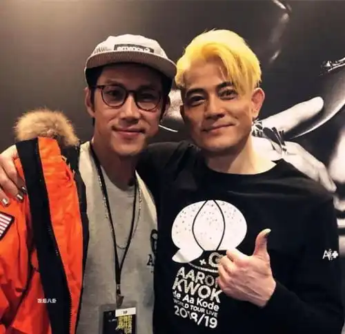 郭富城出席好友婚礼送大红包,新娘子带球出嫁,满手金镯超风光
