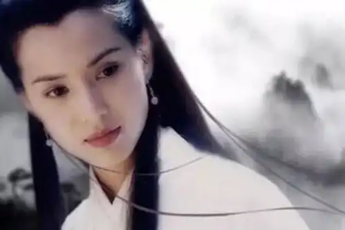 她被称为史上最美小龙女,却被情伤患抑郁症,40岁仍不减少女感
