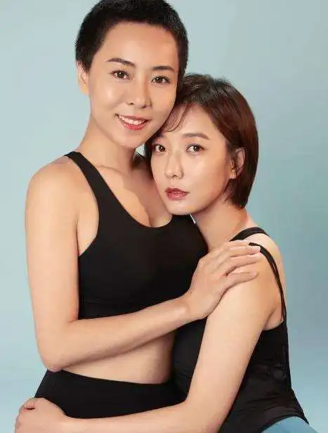 妹妹是当红演员,姐姐被称为春晚姐,却少有人知她俩是亲姐妹
