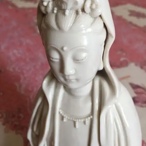 我有一尊何朝宗佛像,请帮我看一下是真品吗价值多少呢谢谢
