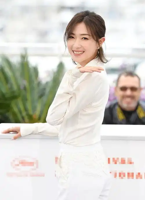 万茜终于红到了戛纳全白装扮风情万种,37岁美得明艳动人
