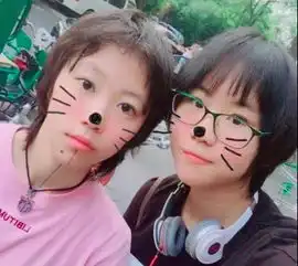 窦唯小女儿窦佳嫄近照曝光,与窦靖童五官相似一头蓝发太抢眼
