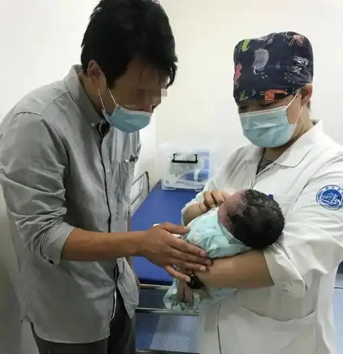 没到预产期,二胎妈妈一大早肚子痛刚进医院,就在门诊直接生了
