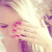 qq头像喜欢的给个花女生欧美风
