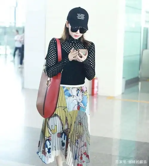 戚薇潮出新高度,渔网衫混搭百褶裙,水冰月头像铺满裙摆
