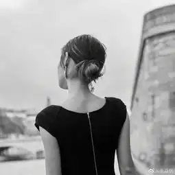 组图张嘉倪一袭黑裙搭长靴帅气不失性感挑染蓝发尽显潮流范
