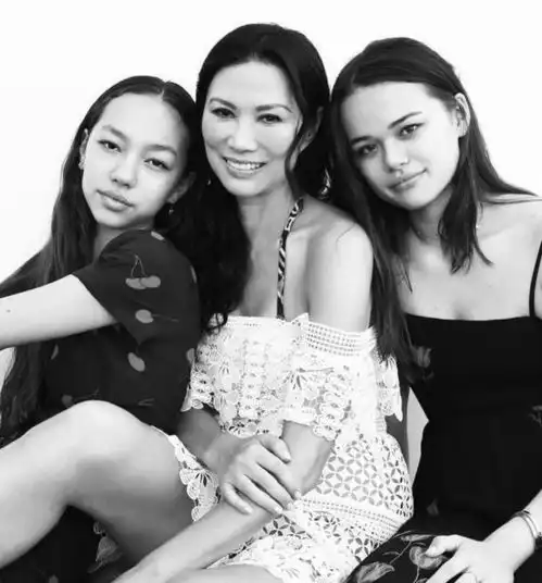 51岁邓文迪与女儿同框似姐妹,掌管两女儿260亿财富,人生赢家
