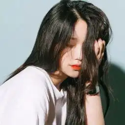 女生头像懂世故而不世故
