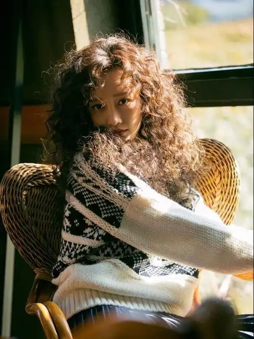 赵薇6年后出山拍新剧终于杀青霸气虎妈大变样,造型也年轻了
