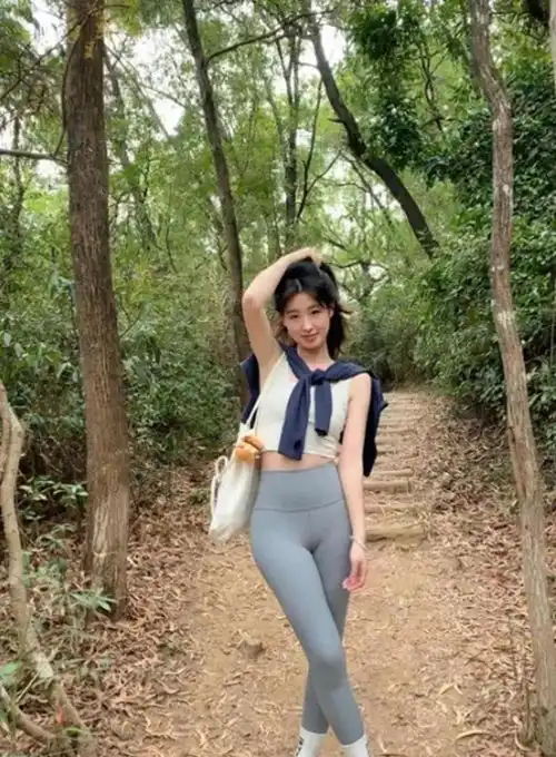 35岁男子与年轻女同事爬山,山顶喂食后竟遭逼婚
