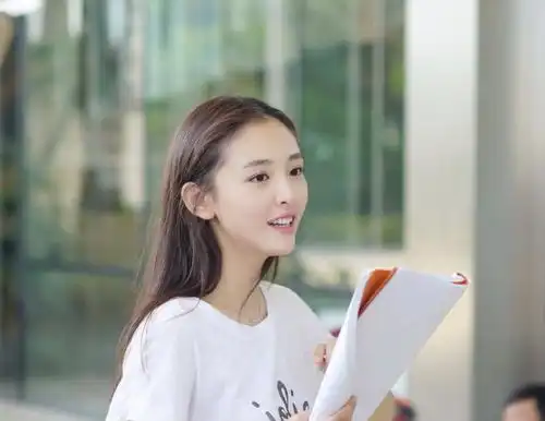 她是初恋女神,出道资源好到爆,事业巅峰隐婚生女,网友太痴情
