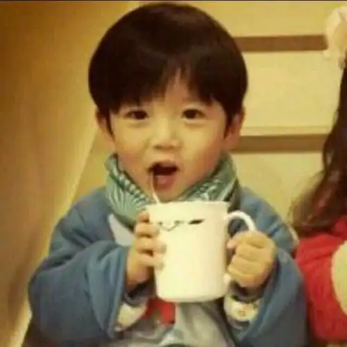 谁有那个有两个小孩拿着水杯的情侣头像
