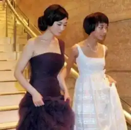 当李小冉同框李湘,二人都是41岁,一个嫩成少女,一个老成这样
