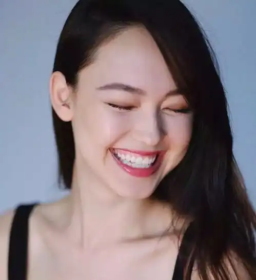 21岁女模特,却因素颜太美总被网友要求卸妆
