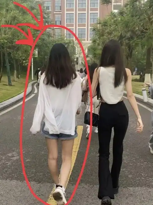 一张女大学生背影对比图,看清穷养和富养的差距,引来近千人点赞
