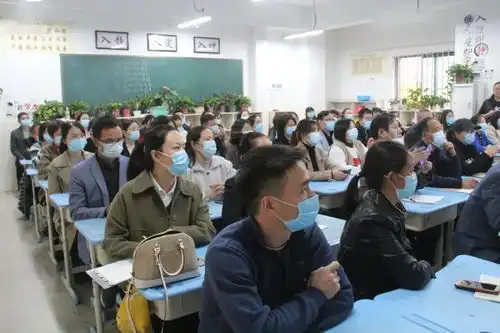 一中经开召开各年级家长会
